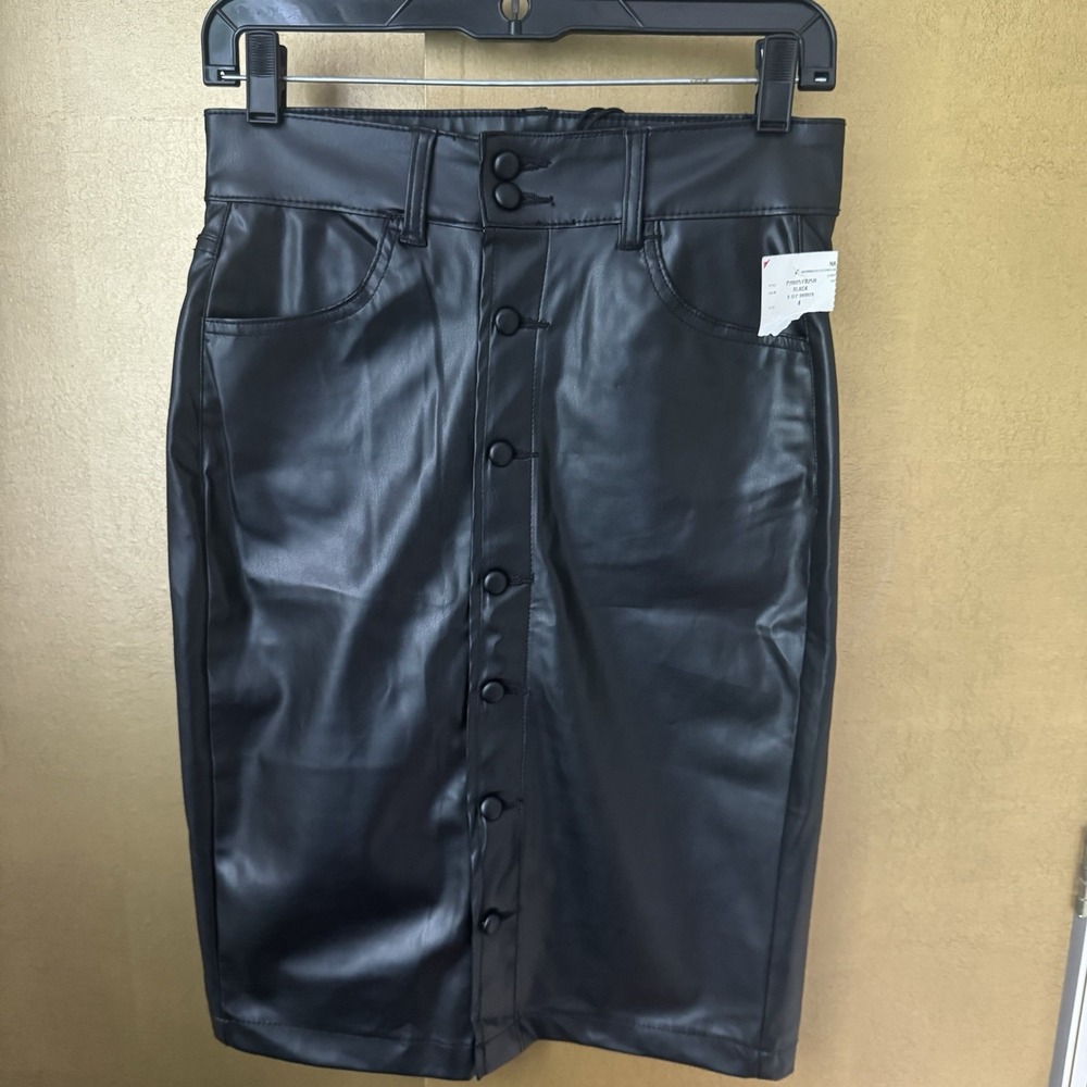 1511 Inc. Women's Size 4 Faux Leather Skirt Below Knee Button Up Front Pockets